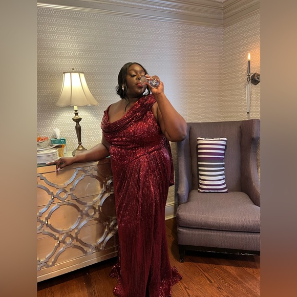 Evening Gown, Heavy Material, Tailored with strap to hold - Picture 7 of 7